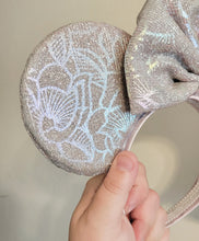 Load image into Gallery viewer, Holographic sparkle flower ears
